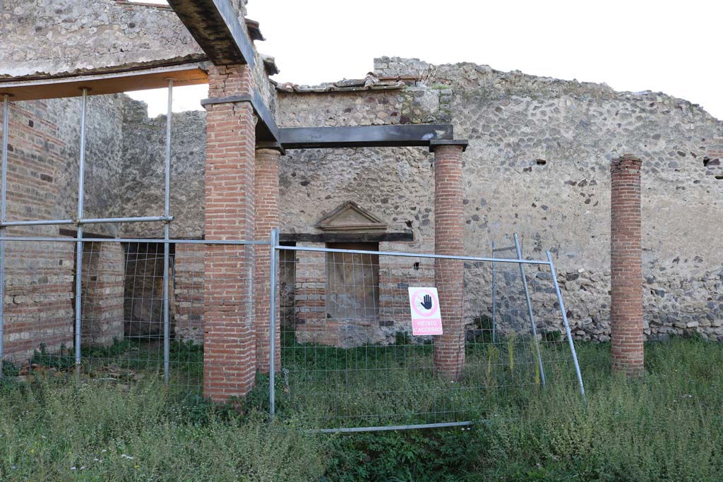 VII.2.18, Pompeii. December 2018. Looking towards south-west corner of south portico. Photo courtesy of Aude Durand.