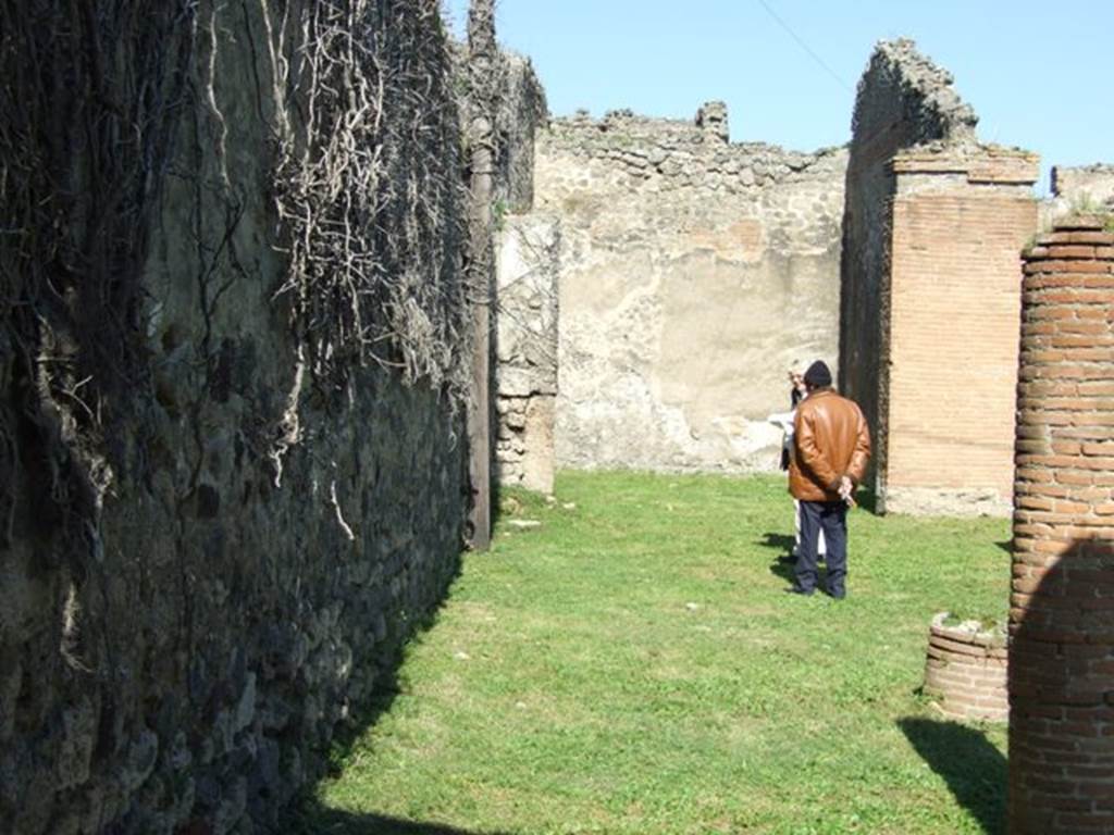 VII.2.18 Pompeii.  March 2009.  West portico, looking north to Room 21, Triclinium.