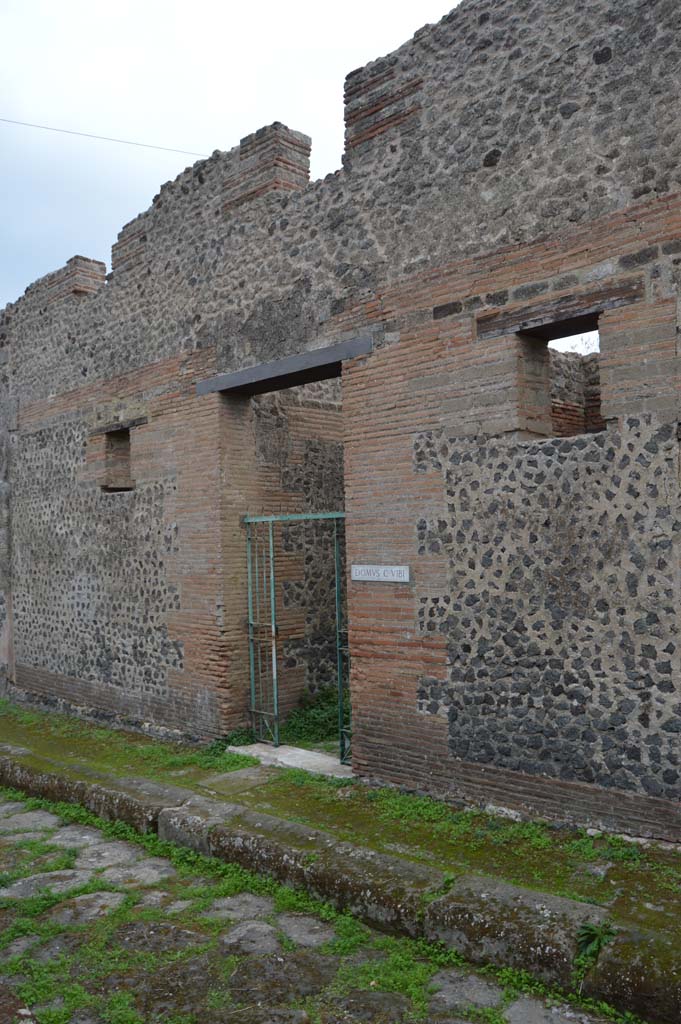 VII.2.18 Pompeii. October 2017. Looking east towards entrance doorway on Vicolo del Panetierre.
Foto Taylor Lauritsen, ERC Grant 681269 DÉCOR.
