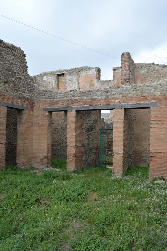 VII.2.18 Pompeii. October 2017. Looking north-east towards upper floor, and rooms 2 and 3 in north-east corner of atrium, on right..
Foto Taylor Lauritsen, ERC Grant 681269 DÉCOR.

