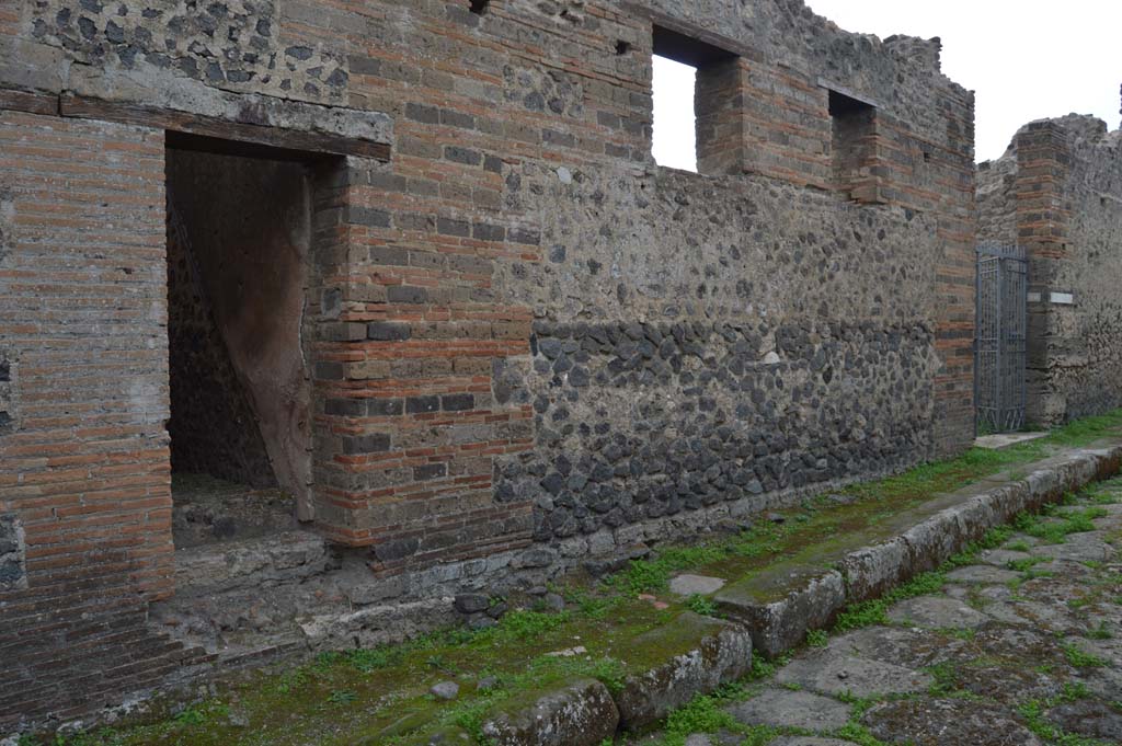 VII.2.19 Pompeii, on left. October 2017. Looking west along Vicolo del Panettiere, with entrance doorway at VII.2.20, on right.
Foto Taylor Lauritsen, ERC Grant 681269 DCOR.
