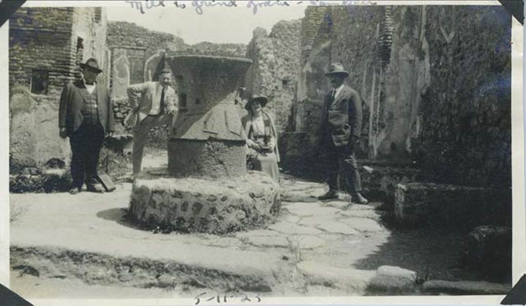 VII.2.22 Pompeii. May 1923. Bakery of  Popidius Priscus, oven and mills. Photo courtesy of Rick Bauer.
