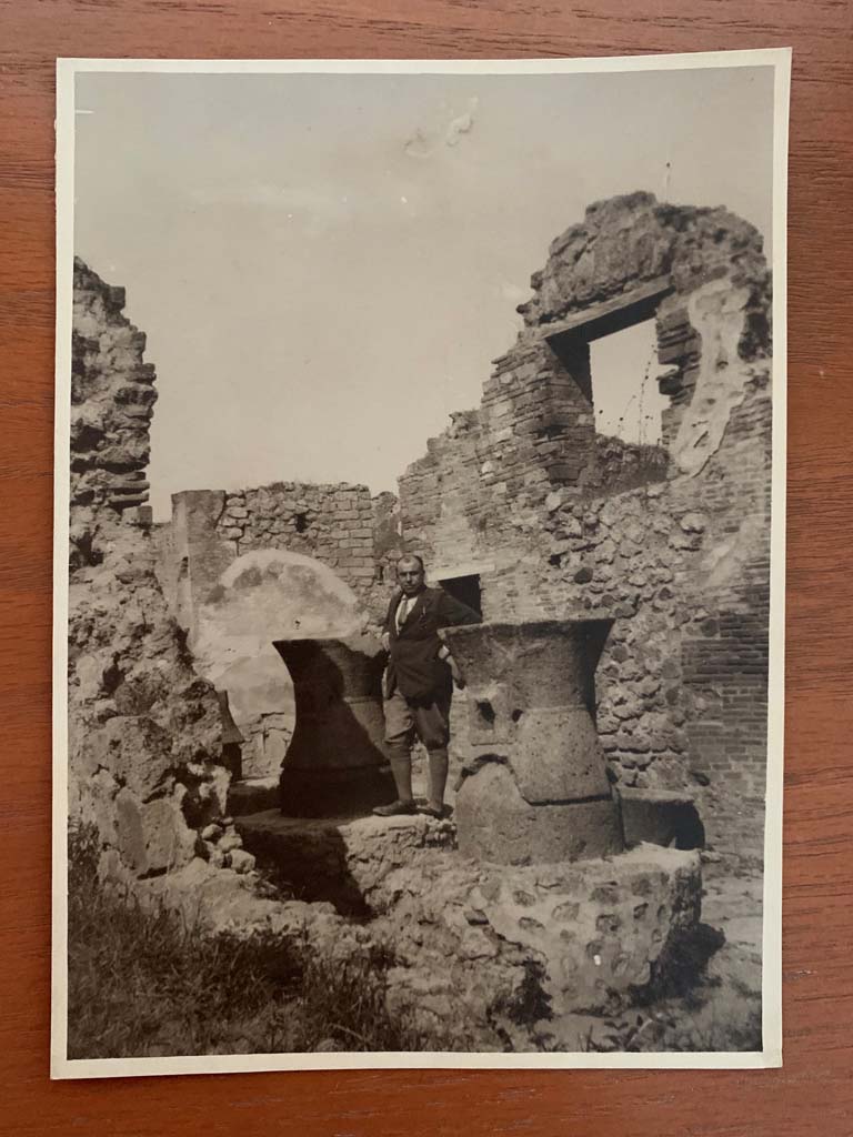 VII.2.22 Pompeii. 1932. Looking east across bakery. Photo taken during a shore-visit from the ship Resolute’s world cruise in 1932. Photo courtesy of Rick Bauer.
