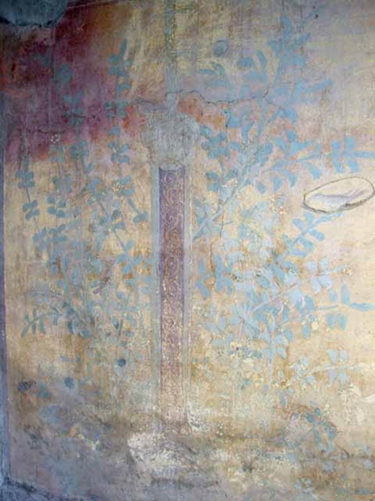 VII.2.25 Pompeii. March 2009. Viridarium, east end of south wall. Painting of plant with bird and a Delphic tripod.