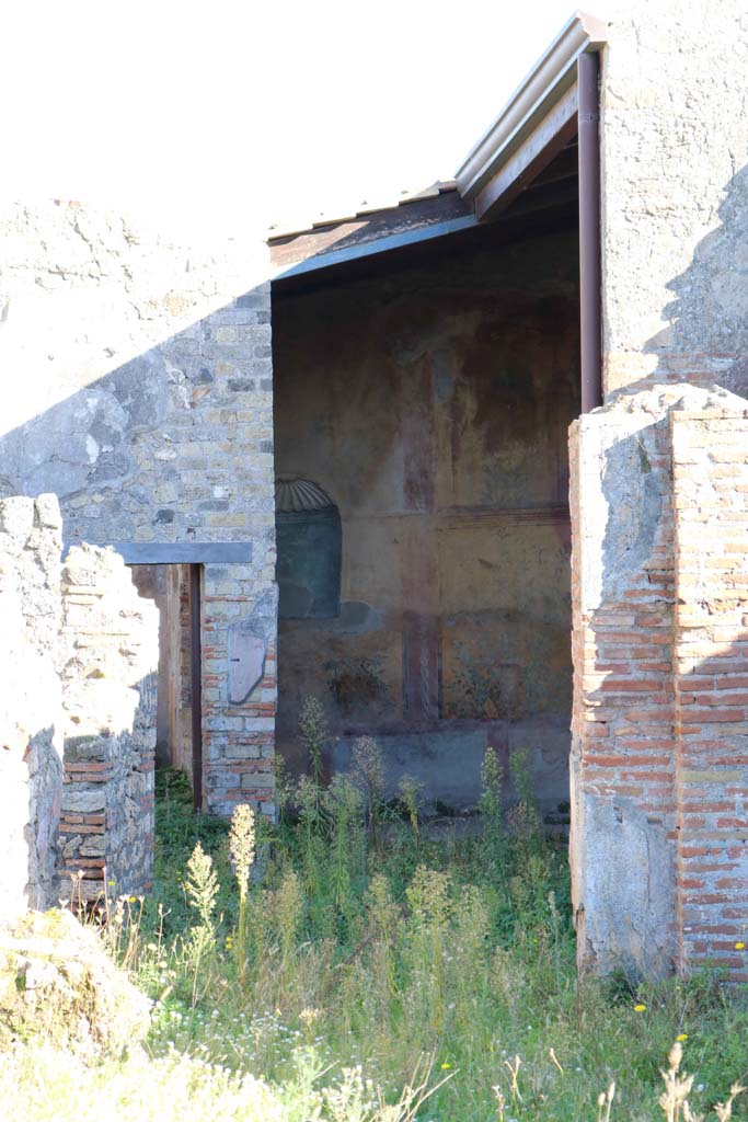 VII.2.25, Pompeii. December 2018. 
Looking east across garden area towards niche in east wall. Photo courtesy of Aude Durand.
