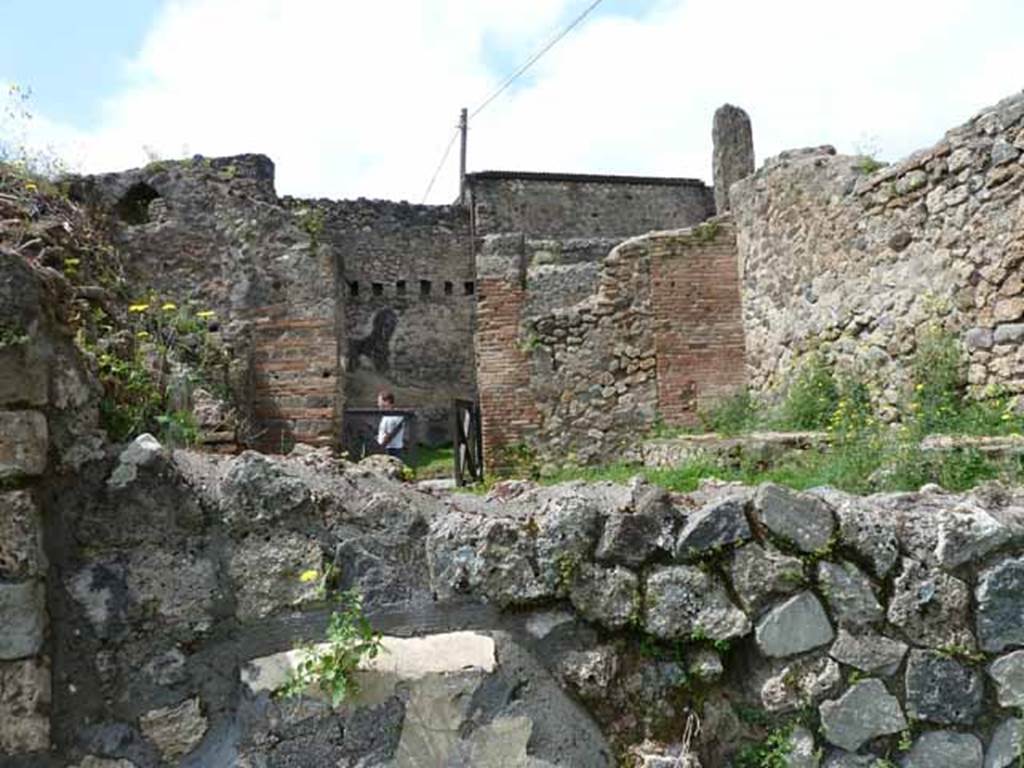 VII.2.27 Pompeii. May 2010. Looking over the wall into VII.2.27 from VII.2.35.
