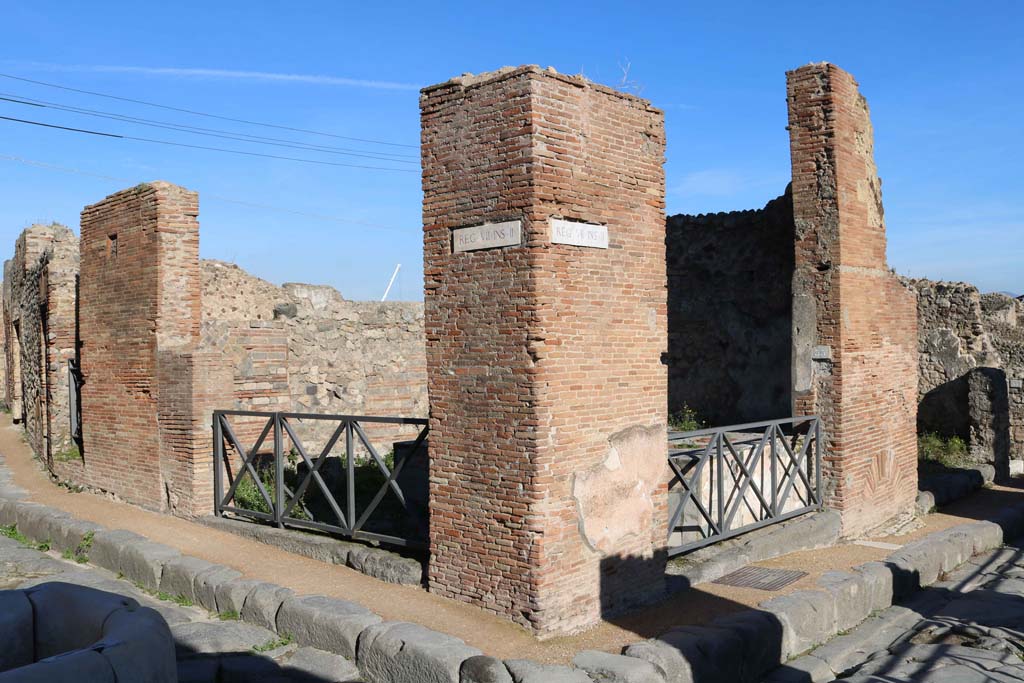 VII.2.32 Pompeii, left of centre, with VII.2.33, on right. December 2018. 
Looking towards entrances on corner of Vicolo Storto, on left and Via degli Augustali, on right.  Photo courtesy of Aude Durand.


