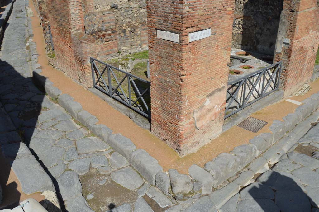 VII.2.32 Pompeii, left of centre, with VII.2.33, on right. March 2018. 
Looking towards entrance at junction of Vicolo Storto, on left and Via degli Augustali, on right.  
Foto Taylor Lauritsen, ERC Grant 681269 DÉCOR.

