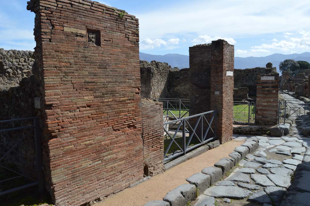 VII.2.32 Pompeii. March 2018. 
Looking south towards entrance doorway on corner of Vicolo Storto, at junction with Via degli Augustali, and Vicolo di Eumachia, on right ahead.
Foto Taylor Lauritsen, ERC Grant 681269 DÉCOR.
