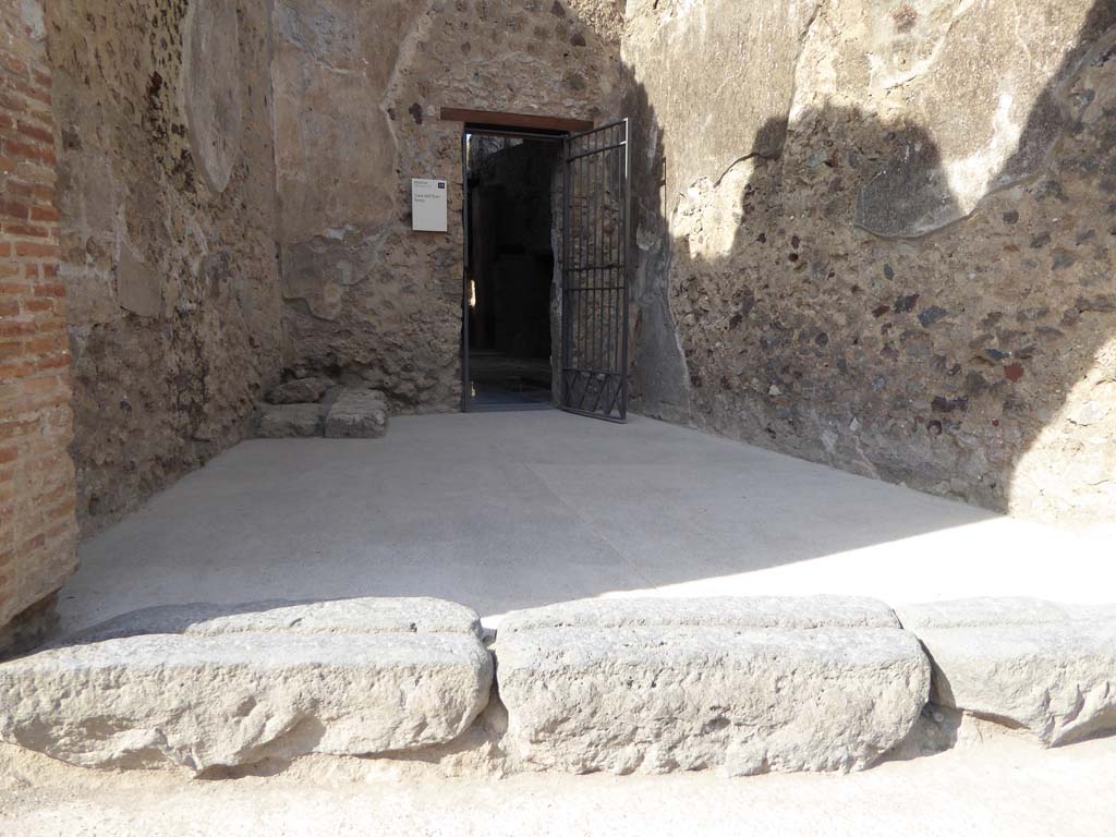 VII.2.44 Pompeii. October 2017. Looking north to entrance doorway. 
Foto Taylor Lauritsen, ERC Grant 681269 DÉCOR
