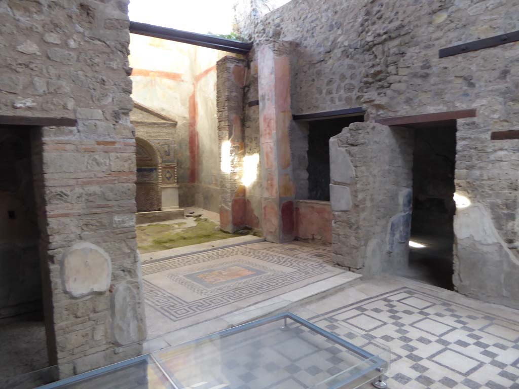 VII.2.45 Pompeii. September 2018. Looking east across tablinum towards window into triclinium, with doorway, on right.
Foto Annette Haug, ERC Grant 681269 DÉCOR.

