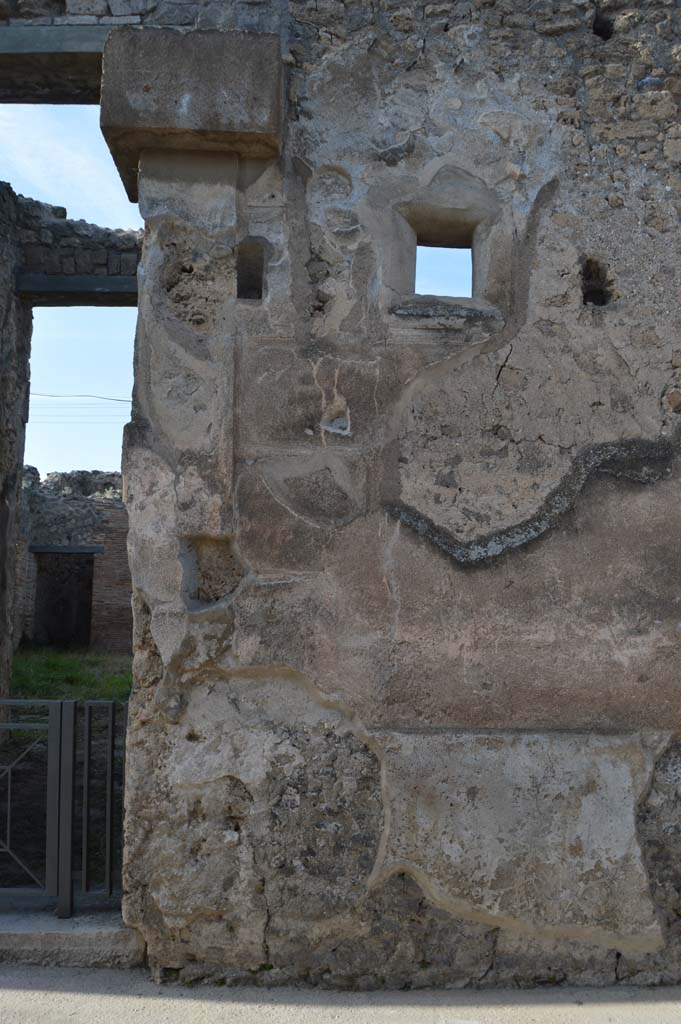 VII.2.51 Pompeii, March 2019. East side of front façade, with small window.
Foto Taylor Lauritsen, ERC Grant 681269 DÉCOR.
