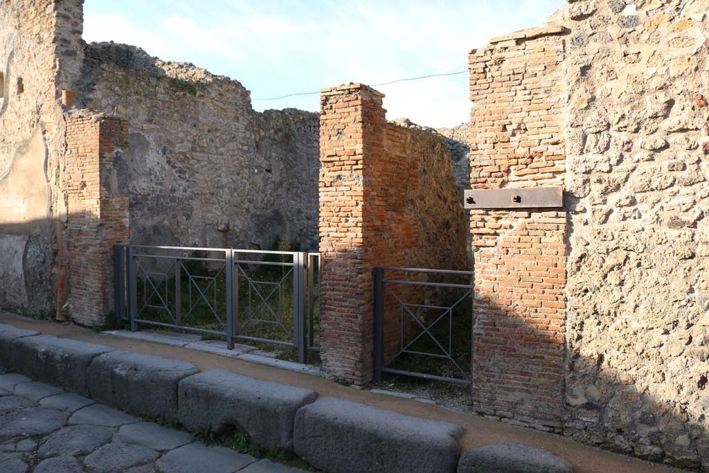 VII.2.53, Pompeii, in centre. December 2018. Looking north towards entrances on Via degli Augustali. Photo courtesy of Aude Durand.