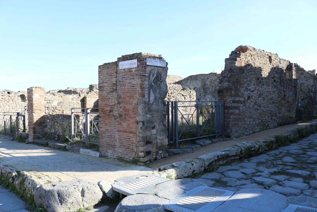 VII.3.1, Pompeii, on corner of Via della Fortuna, on left, and Vicolo Storto, on right. December 2018. Photo courtesy of Aude Durand.