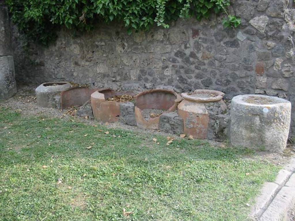 VII.3.3 Pompeii. May 2003. Travertine basin and five urns against the west wall. Photo courtesy of Nicolas Monteix.