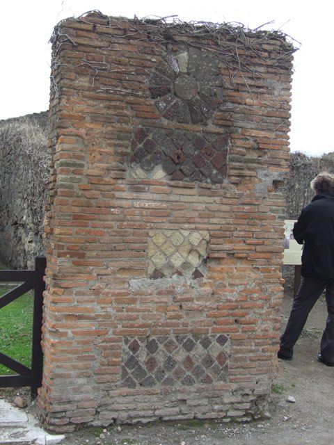 VII.3.8/7 Pompeii. March 2018. Detail of circular decorative masonry on west side of entrance doorway.
Foto Taylor Lauritsen, ERC Grant 681269 DÉCOR.

