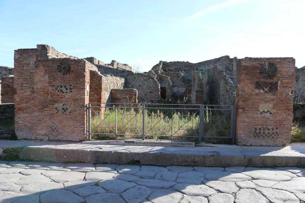 VII.3.8, Pompeii. December 2018. Looking south on Via della Fortuna towards entrance. Photo courtesy of Aude Durand.