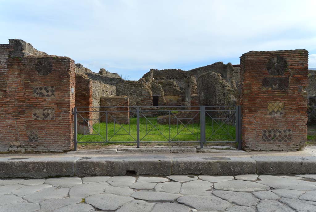 VII.3.8 Pompeii.  Shop with dwelling.  December 2005.  Entrance.