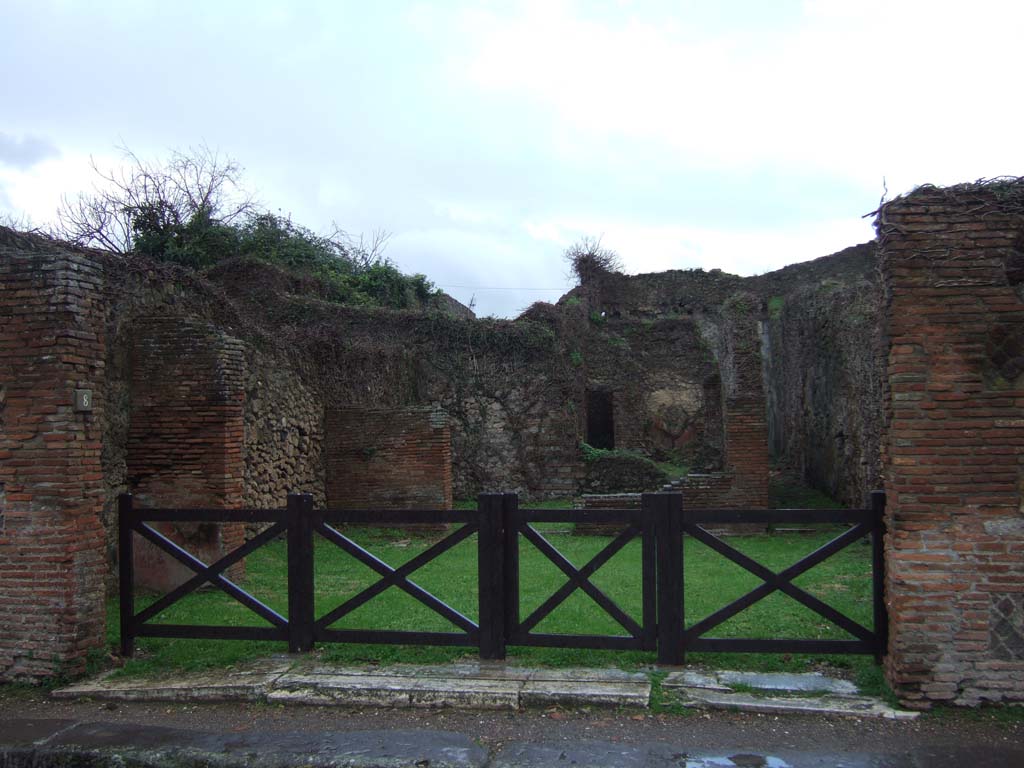 VII.3.8 Pompeii. December 2005. Entrance and shop area “l”(L) immediately behind.