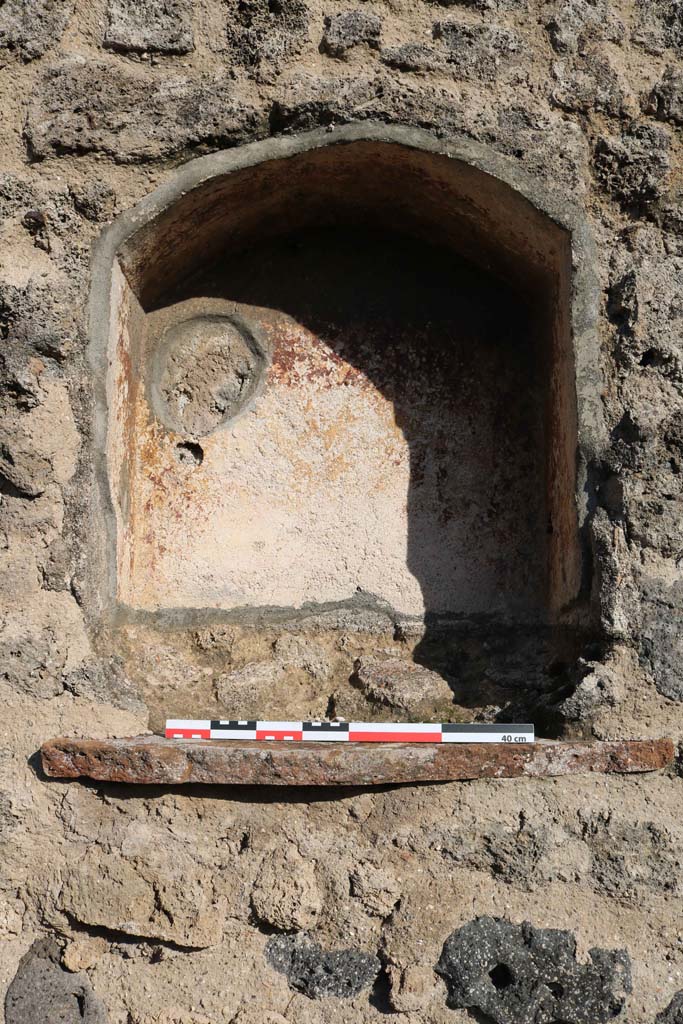 VII.3.10, Pompeii. December 2018. Detail of niche in east wall. Photo courtesy of Aude Durand.