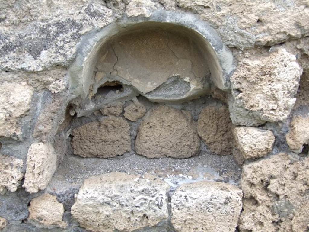 VII.3.11, Pompeii. December 2018. West wall with niche. Photo courtesy of Aude Durand.