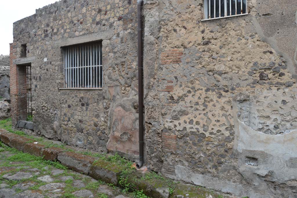 VII.3.27 Pompeii, on left. October 2017. Looking north-west towards entrance, on north side of Vicolo del Panettiere.
VII.3.26 was the doorway, now blocked, with a barred window, centre left.
Foto Taylor Lauritsen, ERC Grant 681269 DÉCOR.
