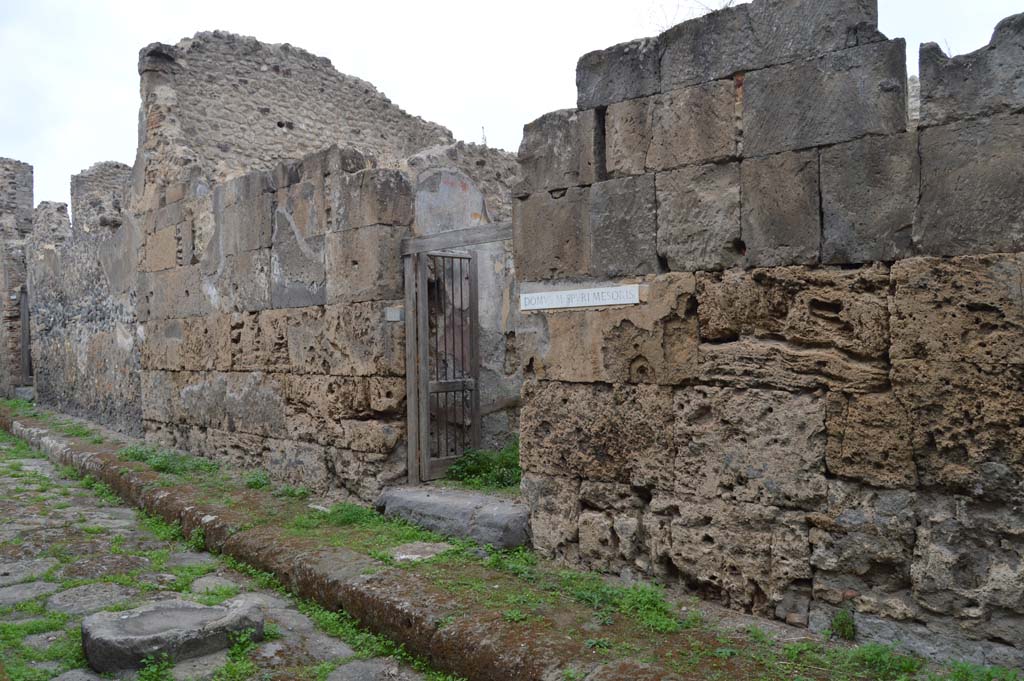 VII.3.29 Pompeii. October 2017. Looking west towards entrance doorway on north side of Vicolo del Panettiere.
Foto Taylor Lauritsen, ERC Grant 681269 DÉCOR.
