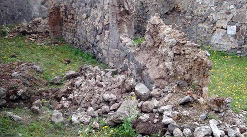 VII.3.37 Pompeii. June 2014. Looking east from entrance. The wall has collapsed more at the front end and also now at the rear end.