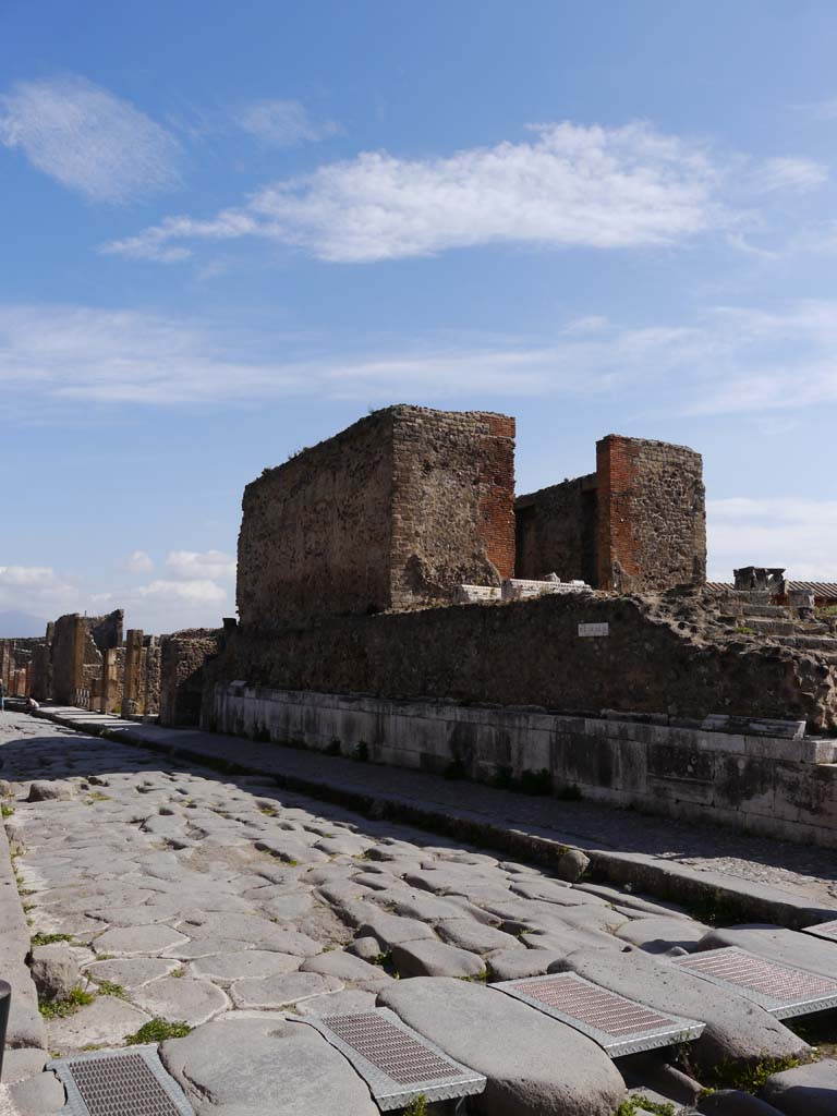 VII.4.1 Pompeii. December 2005. Looking south to blocked doorway in side wall on Via della Fortuna.
