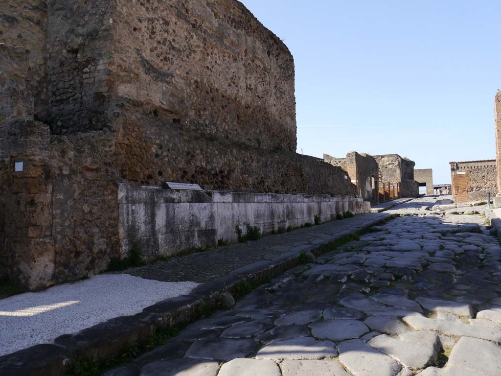 VII.4.1, Pompeii. March 2019. Looking towards north boundary wall, on south side of Via della Fortuna.
Foto Anne Kleineberg, ERC Grant 681269 DÉCOR.

