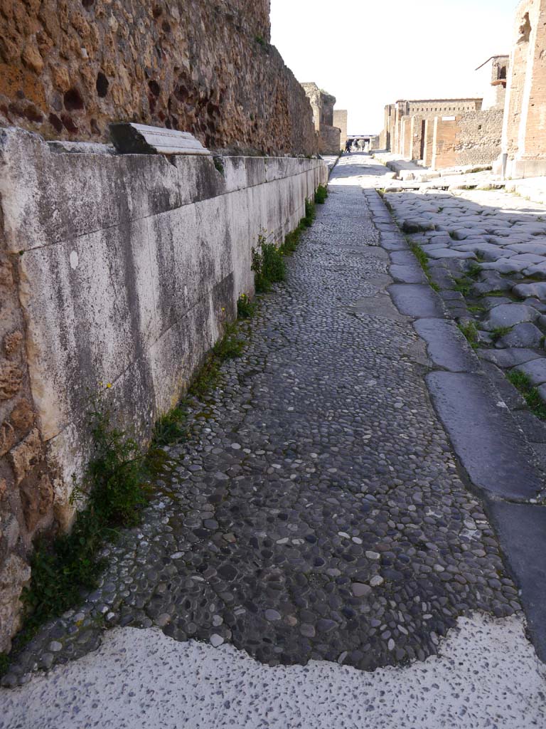 VII.4.1, Pompeii. March 2019. Looking west towards north boundary wall on Via della Fortuna.
Foto Anne Kleineberg, ERC Grant 681269 DÉCOR.


