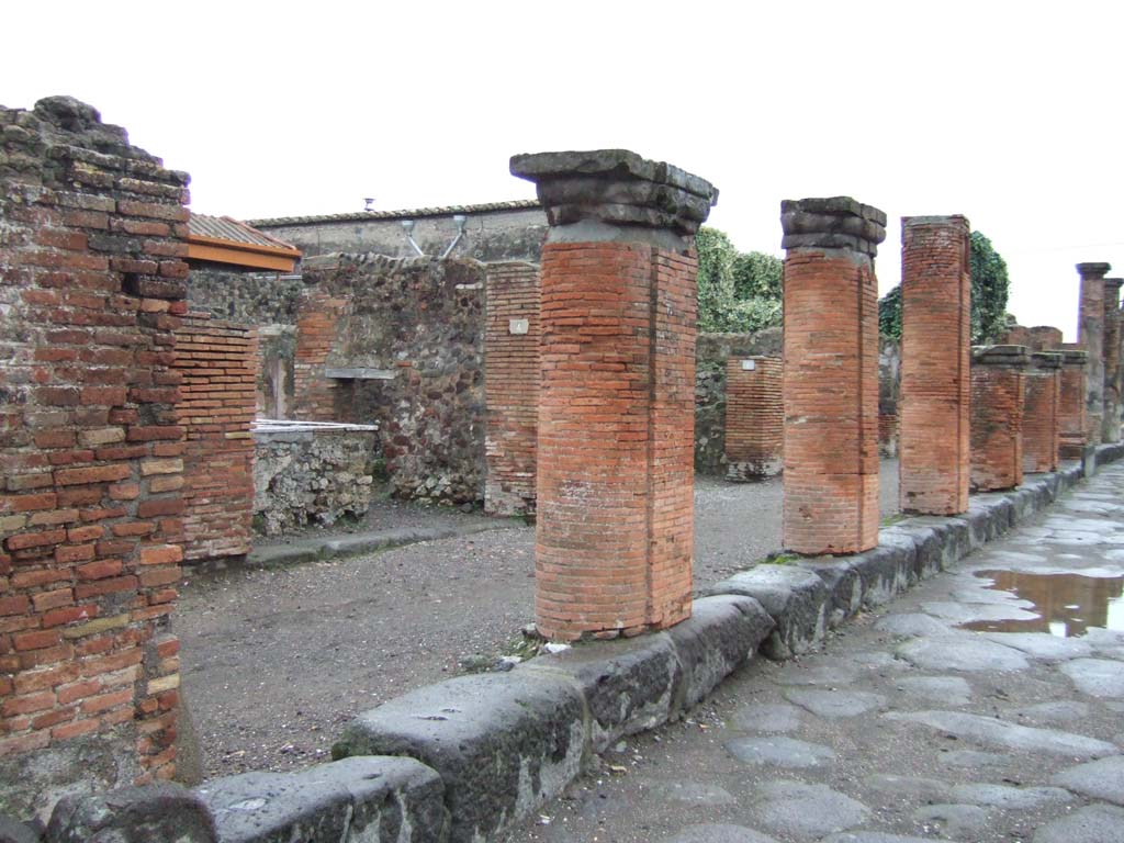 VII.4.3 and VII.4.4  Pompeii. December 2005. Looking south along colonnade in Via del Foro.