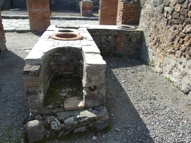 VII.4.4  Pompeii. March 2009.  Two sided counter, with remains of three large urns and one small one.