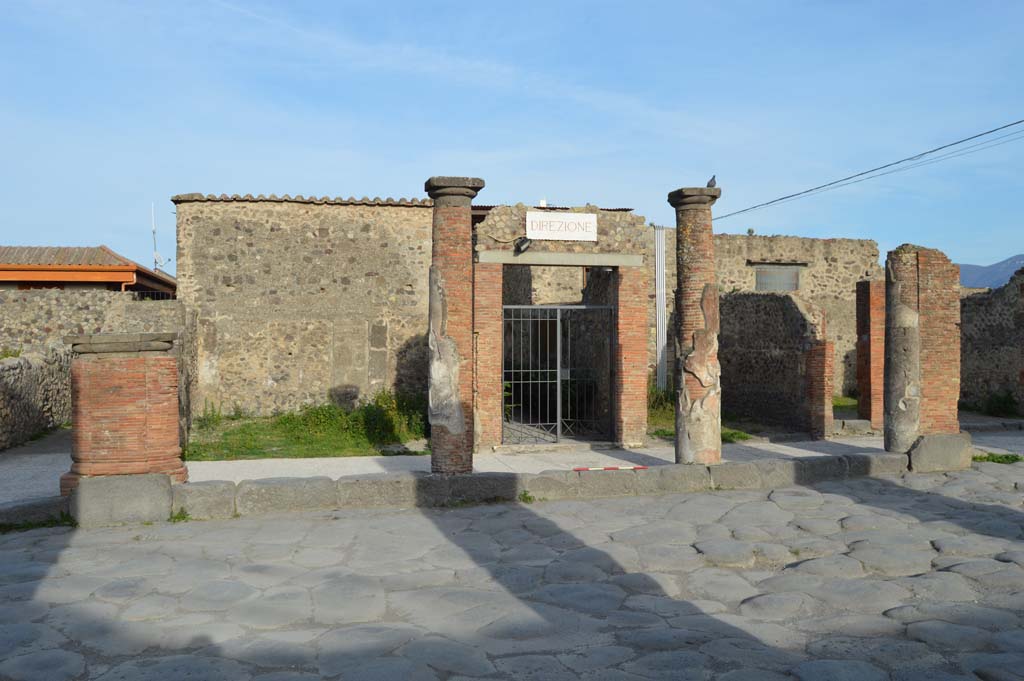 VII.4.10 Pompeii. March 2019. Looking east on Via del Foro towards entrance doorway.
Foto Taylor Lauritsen, ERC Grant 681269 DÉCOR.

