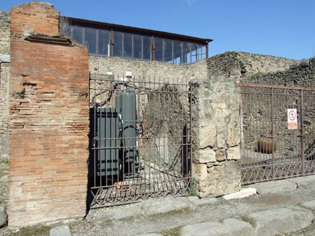 VII.4.21 Pompeii. March 2009.  Entrance on Via degli Augustali.