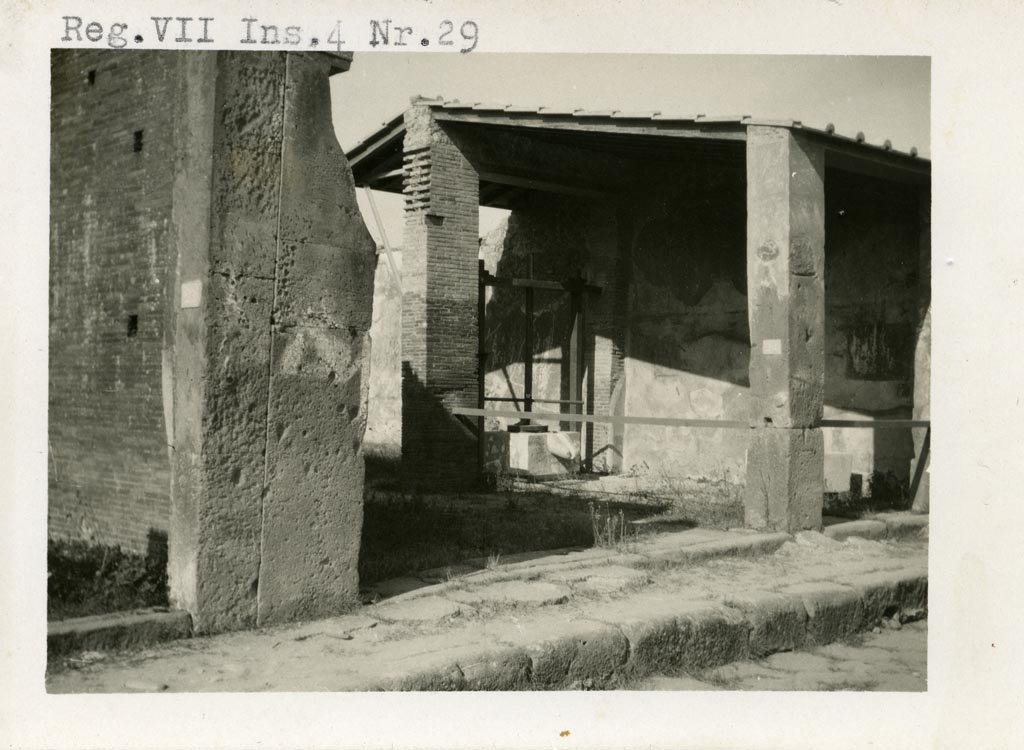 VII.4.24 Pompeii but shown as VII.4.29 on photo. Pre-1937-39. Looking north-east towards entrance, with VII.4.25 on right.
Photo courtesy of American Academy in Rome, Photographic Archive. Warsher collection no. 970.
