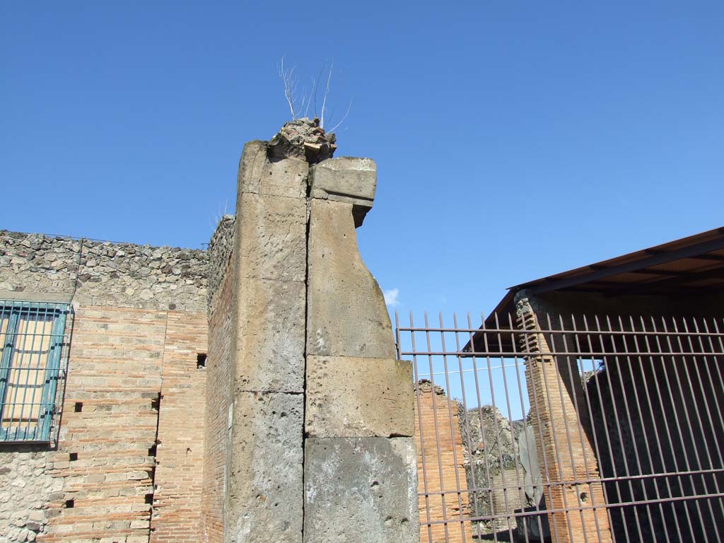 VII.4.25 Pompeii. March 2009. West pillar of entrance.