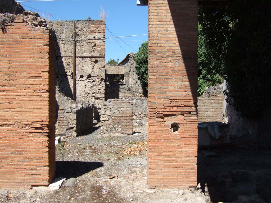 VII.4.24 Pompeii. September 2005. Doorway in north wall of shop-room, to atrium and dwelling of VII.4.25.