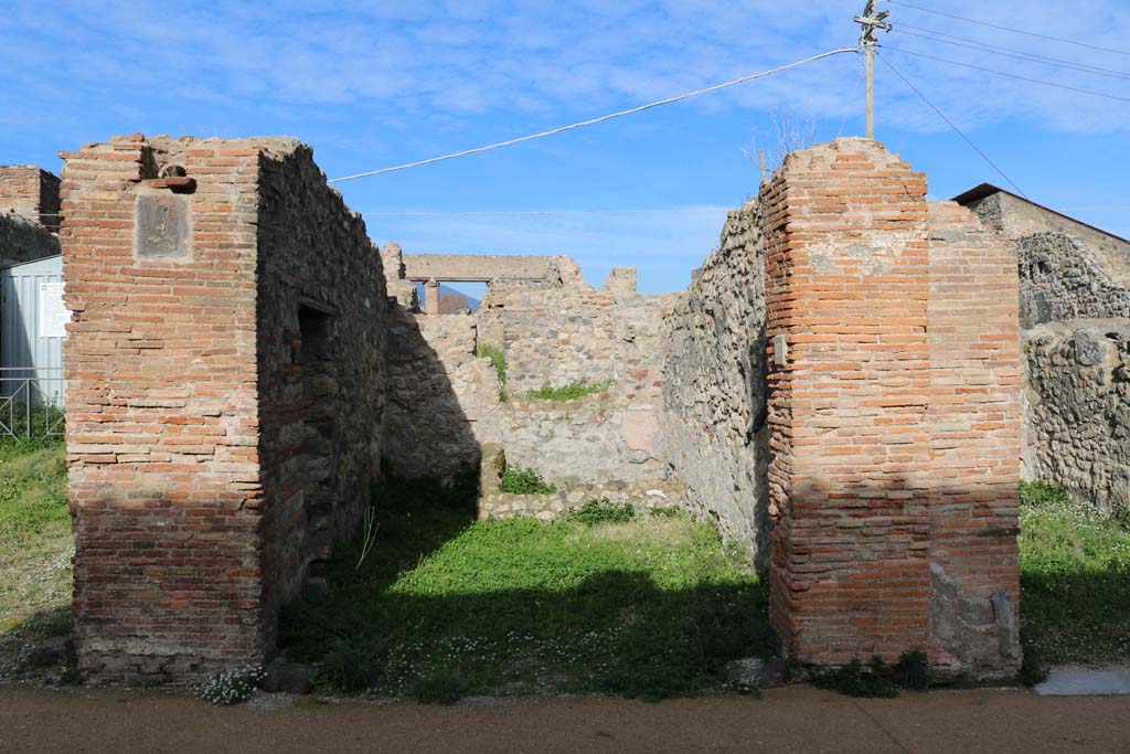 VII.4.27, Pompeii. December 2018. Looking north to shop entrance doorway. Photo courtesy of Aude Durand.