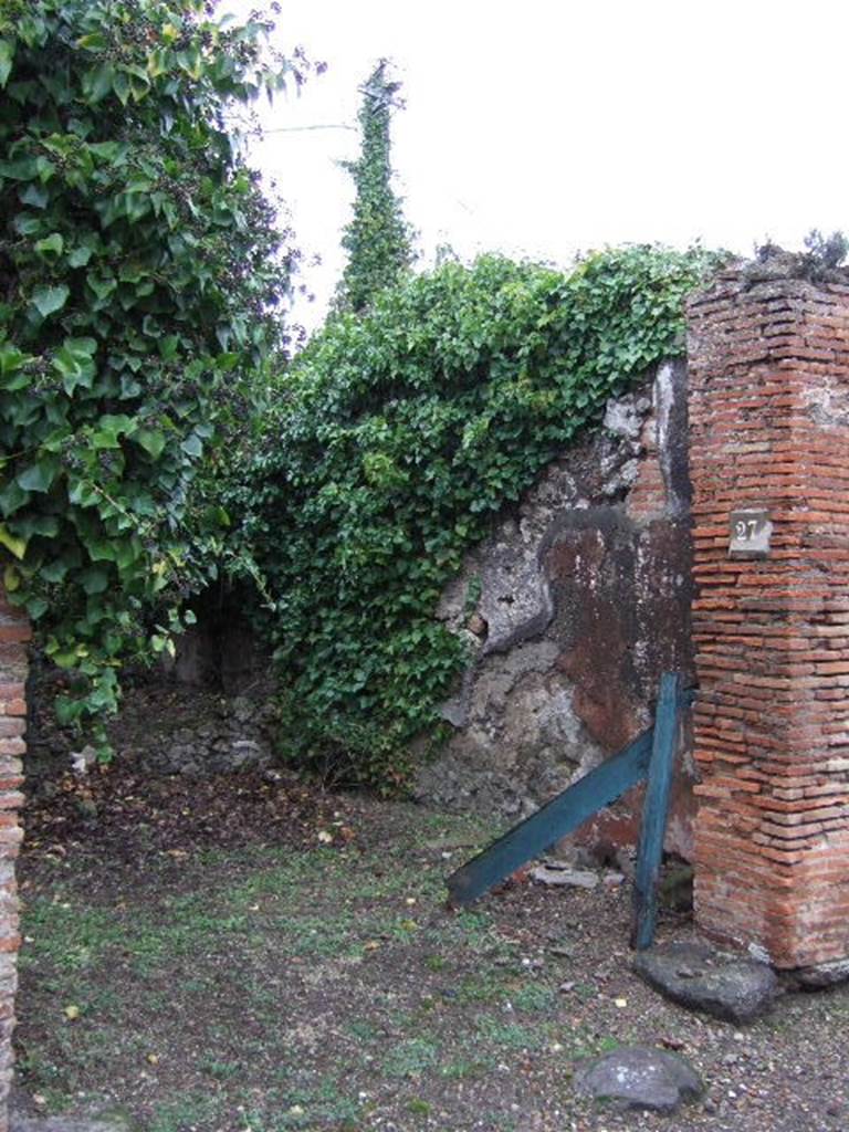 VII.4.27 Pompeii. December 2005. Entrance doorway.