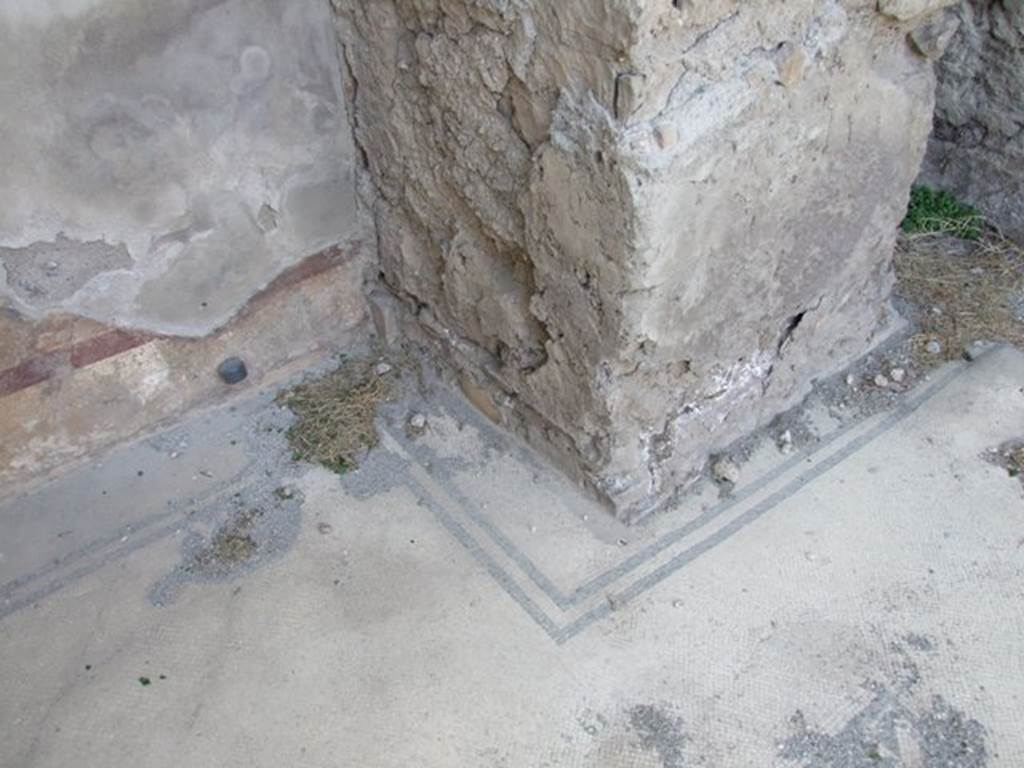VII.4.31 Pompeii.  March 2009.  Base of Lararium, and mosaic floor decoration.