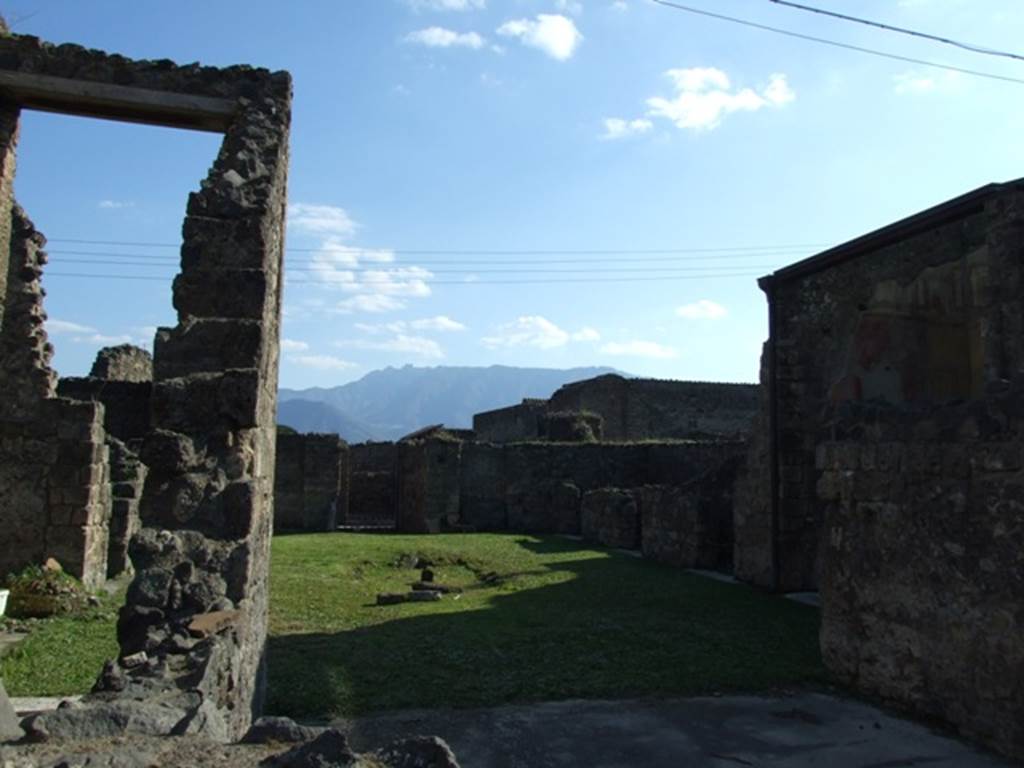 VII.4.31 Pompeii.  March 2009.  Looking south through Tablinum into the Atrium.
