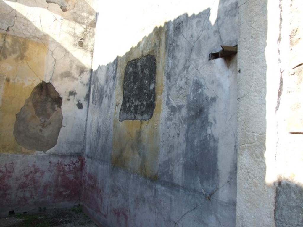 VII.4.31 Pompeii.  March 2009.  Room 22.  East wall. The central wall painting was a Mythological Landscape showing Hercules rescuing  Prometheus.  Now in Naples Museum.
