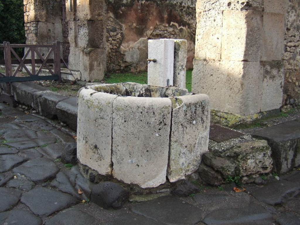 Fountain outside VII.4.32 Via degli Augustali, Pompeii. December 2005.
