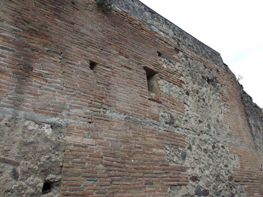 Exterior wall between VII.4.43 and VII.4.44 on Vicolo Storto. March 2009.