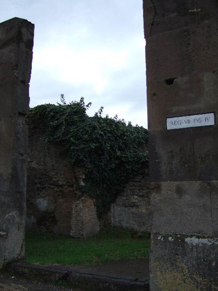 VII.4.45 Pompeii. December 2005. Looking south-west through entrance doorway.