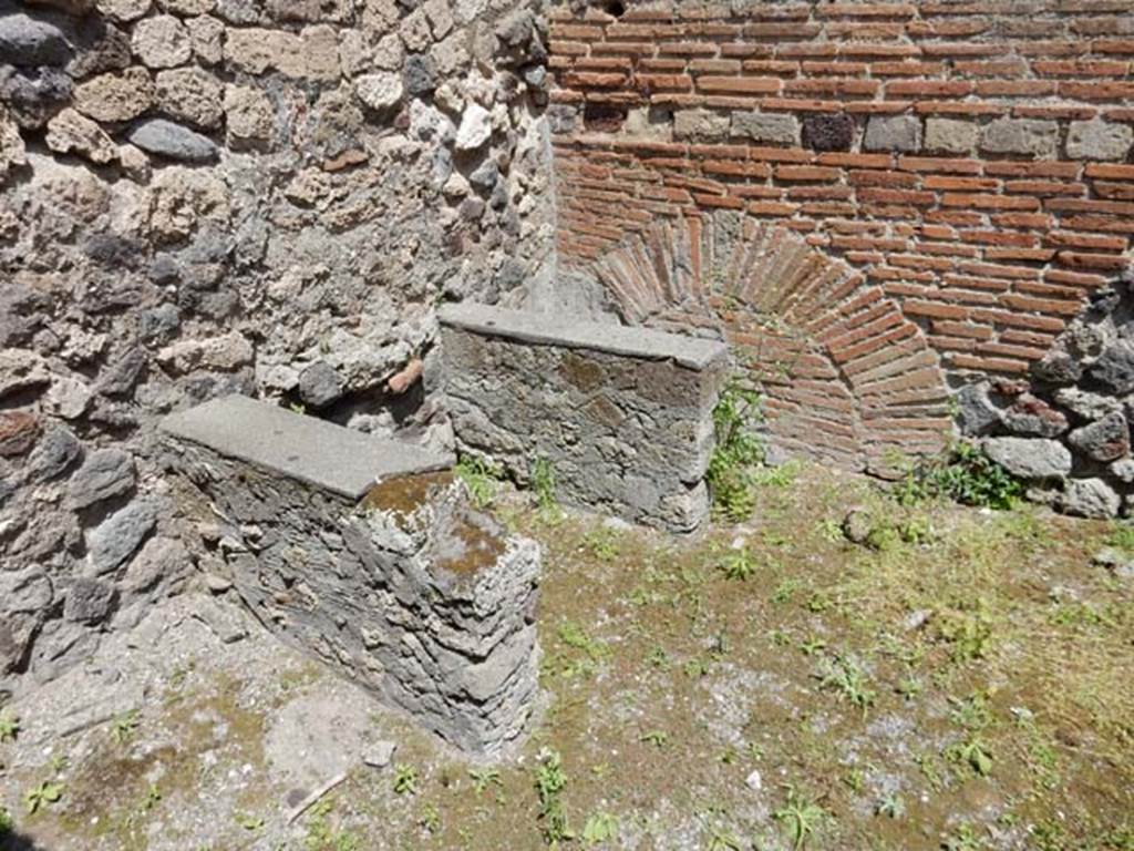 VII.4.48 Pompeii. May 2015. Room 7, bench or hearth in south-east corner of kitchen.
Photo courtesy of Buzz Ferebee.
