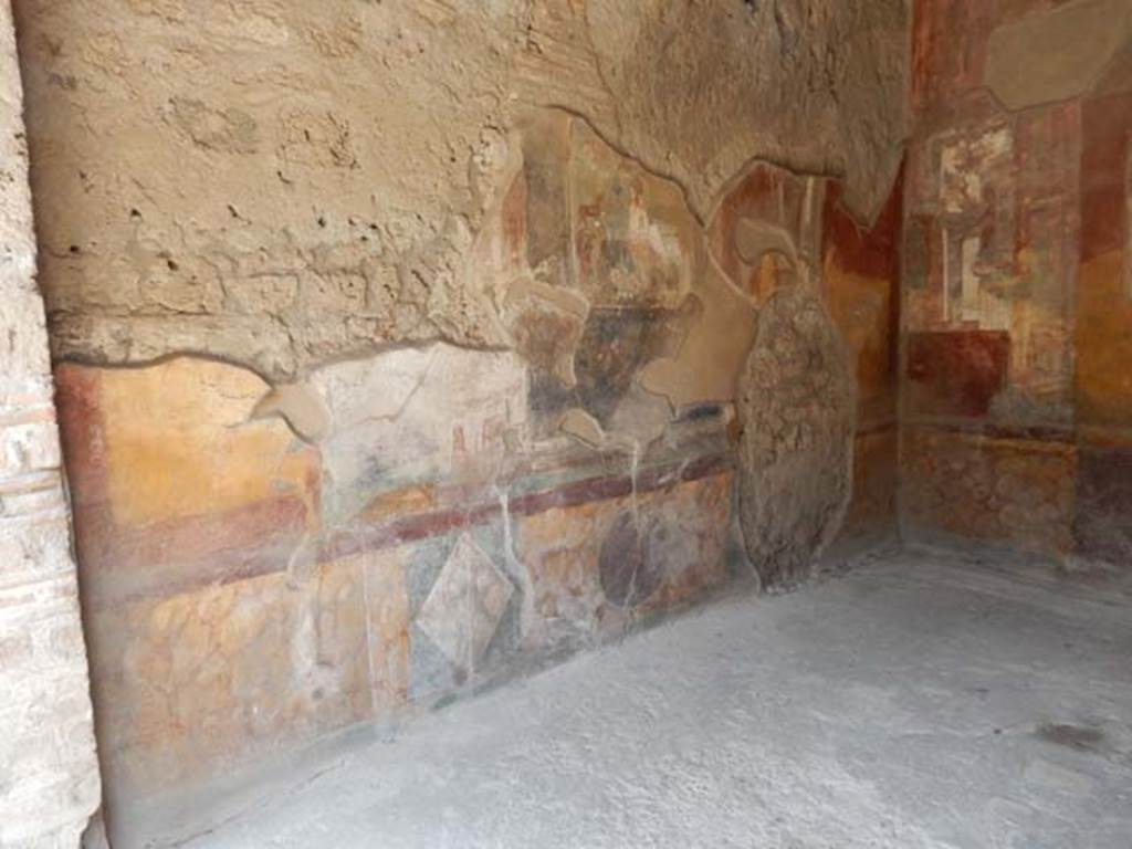 VII.4.48 Pompeii. May 2015. Room 18, north wall of exedra. Photo courtesy of Buzz Ferebee.
