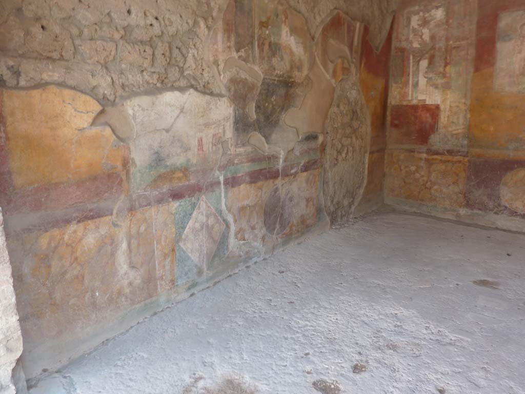 VII.4.48 Pompeii. October 2014. Room 18, lower north wall of exedra, detail of zoccolo.
Foto Annette Haug, ERC Grant 681269 DÉCOR.
