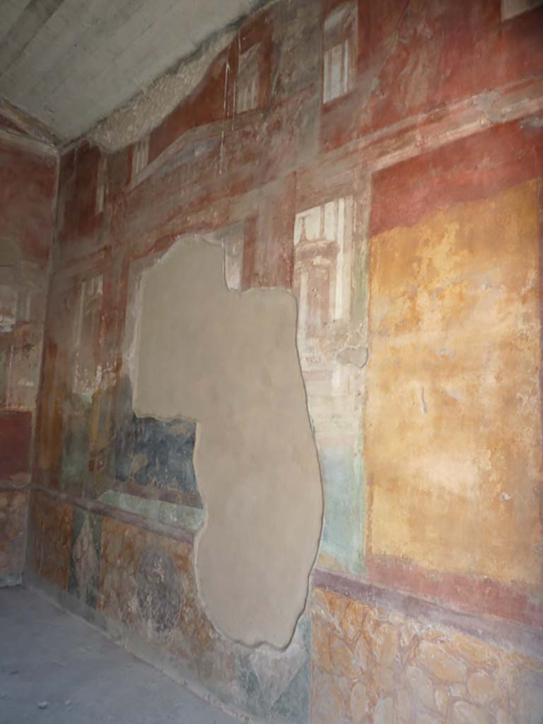 VII.4.48 Pompeii. October 2014. Room 18, looking towards south wall of exedra.
Foto Annette Haug, ERC Grant 681269 DÉCOR.
